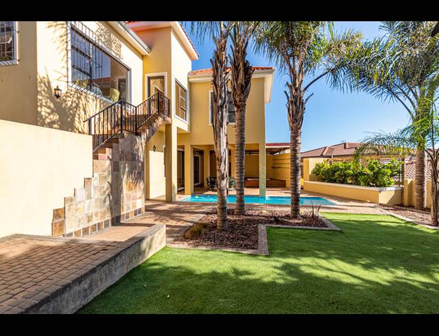 5 BEDROOM HOUSE FOR SALE IN SONSTRAAL HEIGHTS